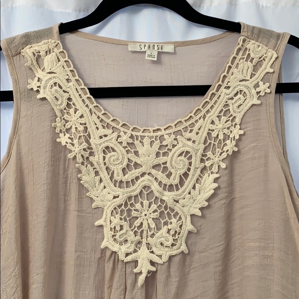 ♥️SOLD♥️NEW!!  NWOT Sleeveless Embroidered Top - Picture 2 of 5